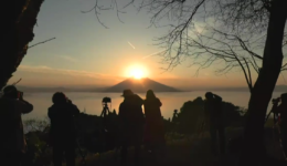 わずか5分間の光のショー「ダイヤモンド桜島」が見ごろ　国内外からの観光で賑わう